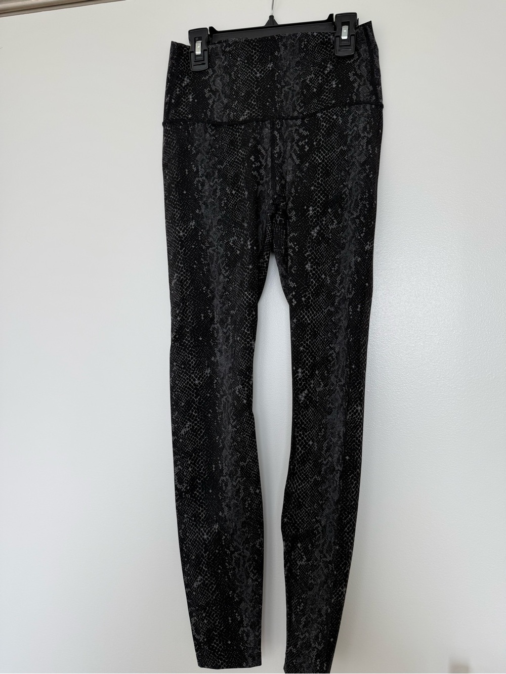 Varley snakeskin legging